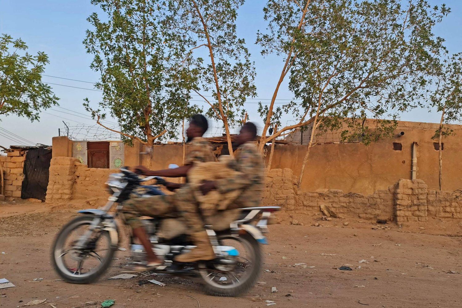 جنديان من الجيش السوداني يستقلان دراجة نارية (أ.ف.ب)