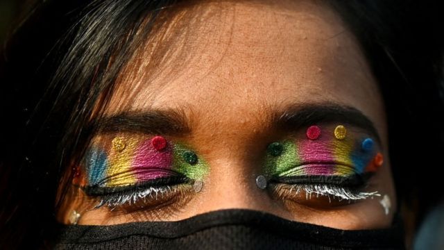“والدَيّ-كانا-مستعدين-لقتلي-بحجة-صون-شرف-الأسرة”