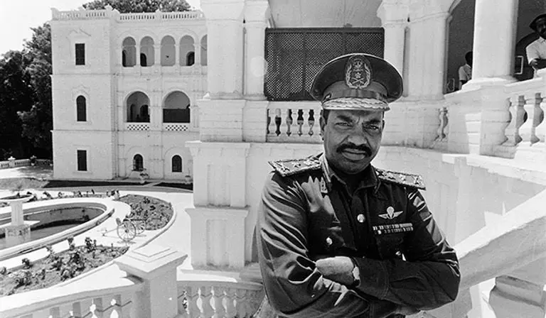 عمر البشير انقلب على نظام ديمقراطي