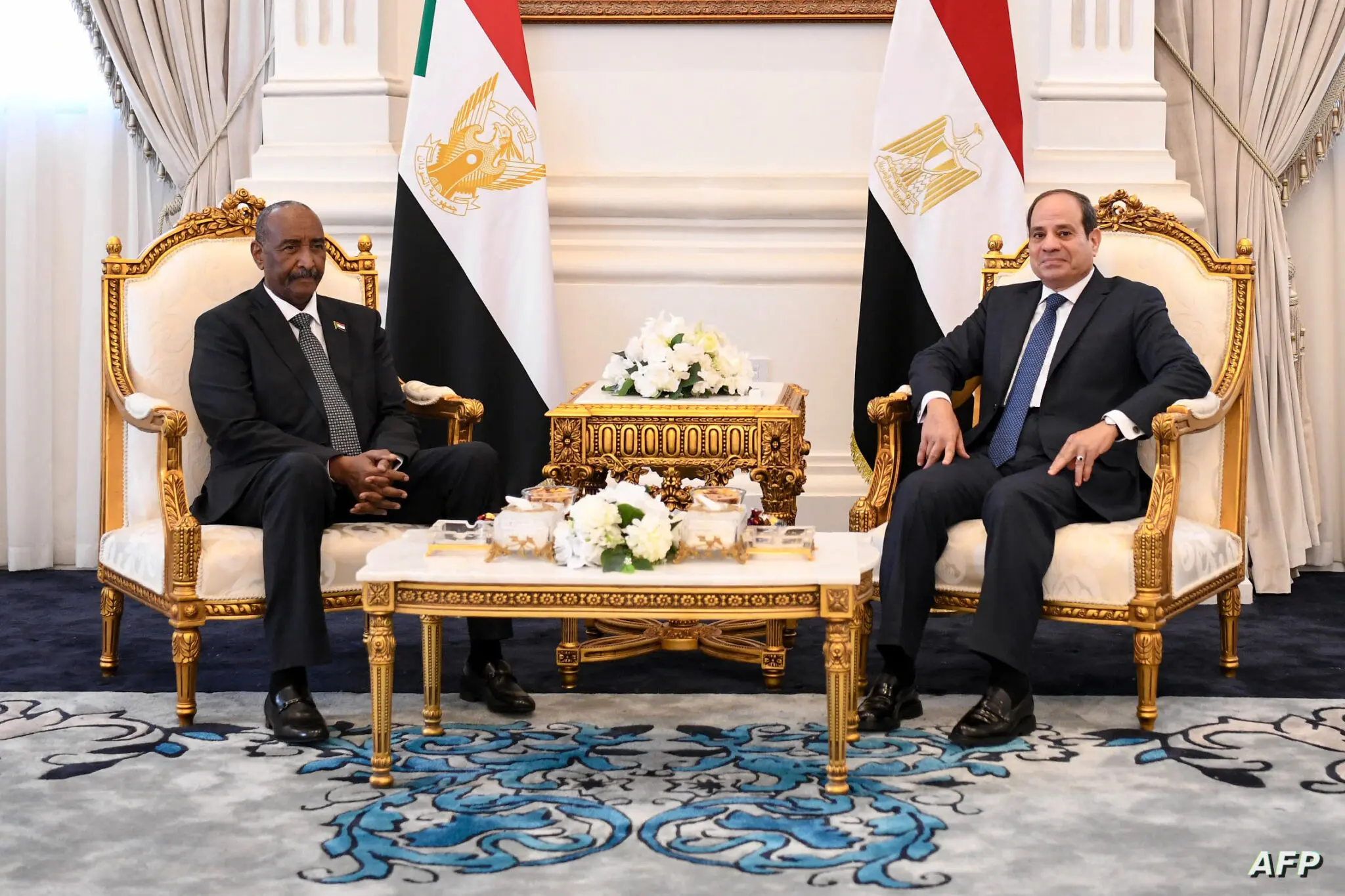 البرهان التقى الرئيس المصري عبد الفتاج السيسي خلال زيارته إلى مصر