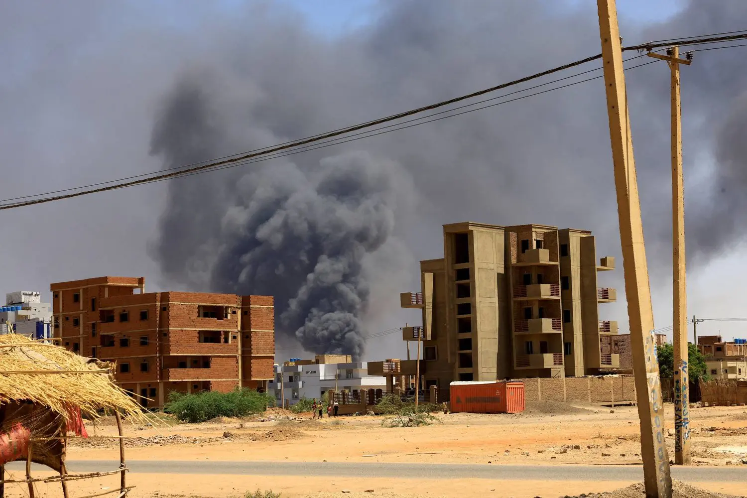 الدخان يتصاعد فوق مباني الخرطوم بعد قصف جوي خلال الاشتباكات بين قوات الجيش والدعم السريع (رويترز)