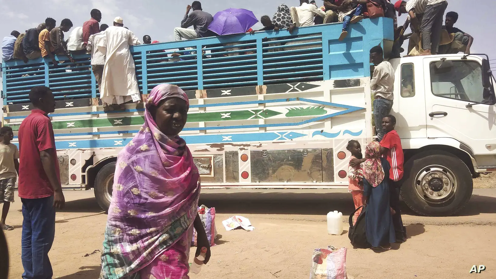 سودانيون يفرون من الخرطوم بسبب استمرار المعارك بين الجيش والدعم السريع