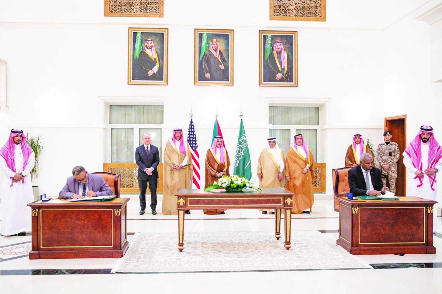 ممثلون لطرفَي النزاع السوداني خلال توقيع اتفاق جدة في مايو 2023 (رويترز)
