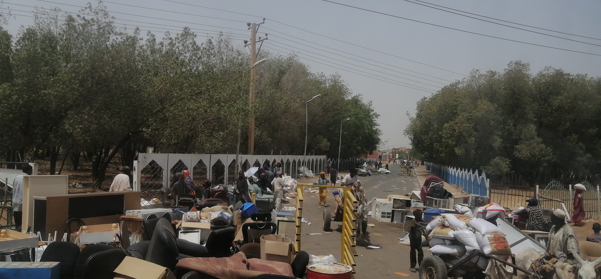 عمليات نهب مبنى حكومي في الخرطوم- الصورة: عاين
