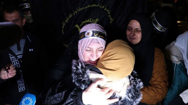 التقاء معتقلة فلسطينية بأهلها