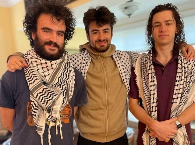 هشام عورتاني، وكنان عبد الحميد، وتحسين علي أحمد كانوا يقضون عيد الشكر معًا في مدينة بيرلينجتون بولاية فيرمونت