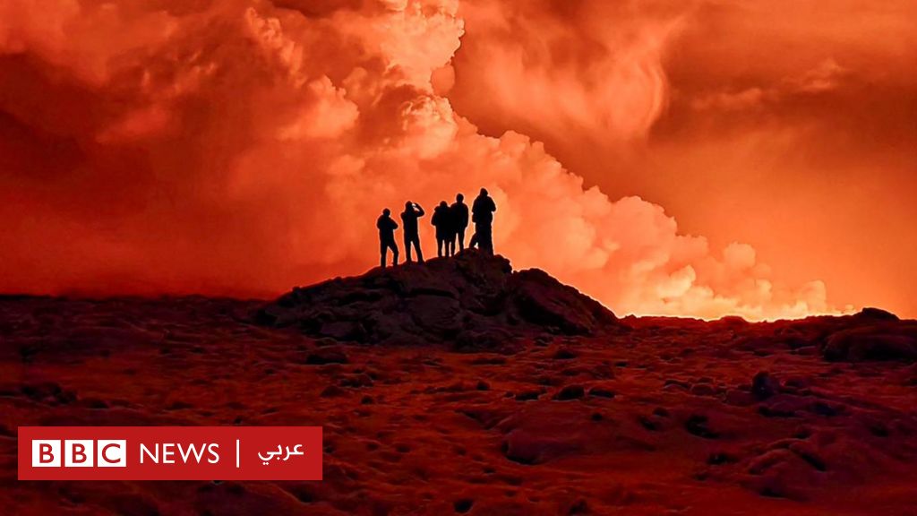 بركان-ينفث-كما-هائلا-من-الحمم-بعد-ثورانه-في-أيسلندا