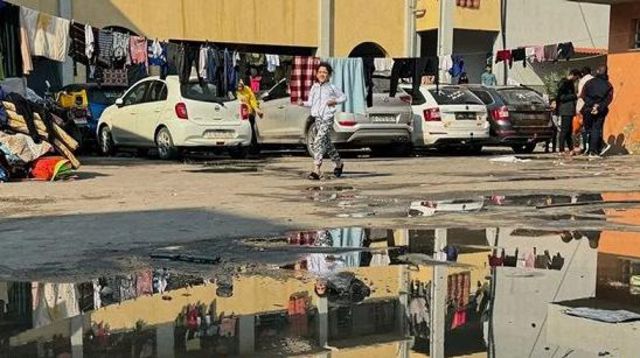 نازحون فلسطينيون لجؤوا إلى مدرسة في خان يونس
