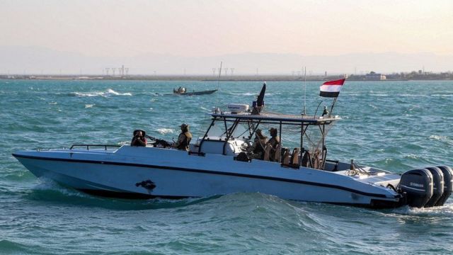أفراد من خفر السواحل اليمنيين الموالين للحكومة المعترف بها دوليًا يركبون زورق دورية في البحر الأحمر قبالة مدينة المخا التي تسيطر عليها الحكومة في محافظة تعز الغربية، بالقرب من مضيق باب المندب الاستراتيجي، في 12 ديسمبر/كانون الأول 2023.