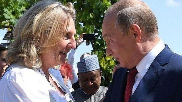 رقص فلاديمير بوتين مع كنايسل في حفل زفافها عام 2018، وأحضر لها باقة من الزهور