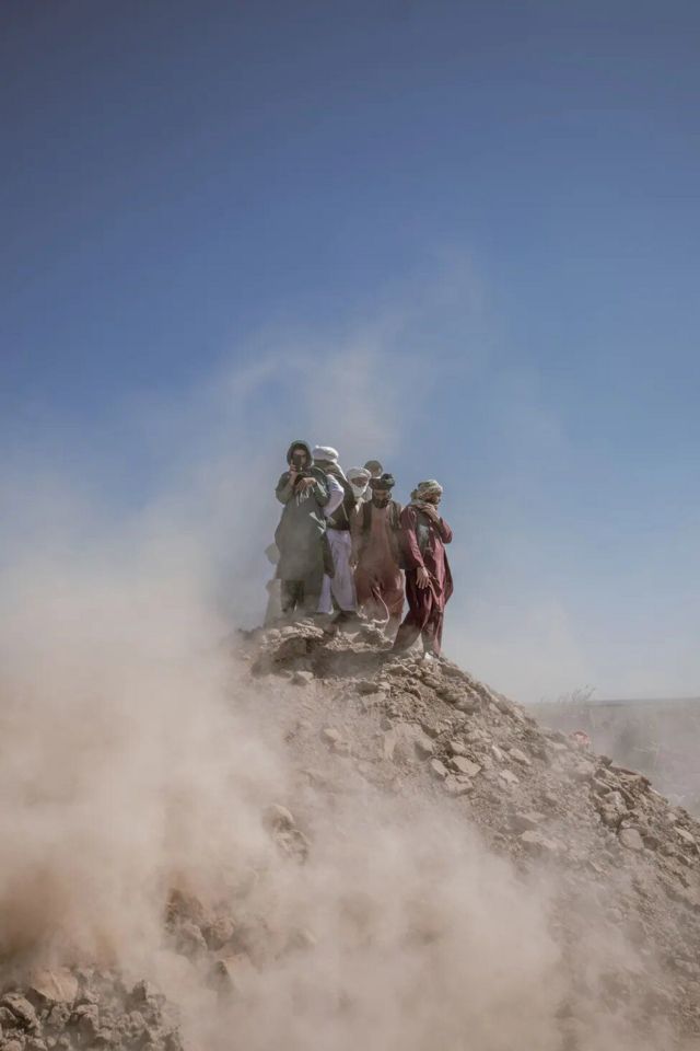 أفغان يتجمعون على كومة من الأنقاض في أعقاب الزلزال الذي بلغت قوته 6.3 درجة والذي ضرب هيرات
