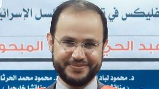 صورة للأكاديمي والكاتب رفعت العرعير الذي قتل في غارة إسرائيلية على غزة
