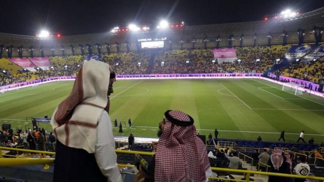 المشجعون ملأوا جوانب ملعب الأول بارك في العاصمة الرياض