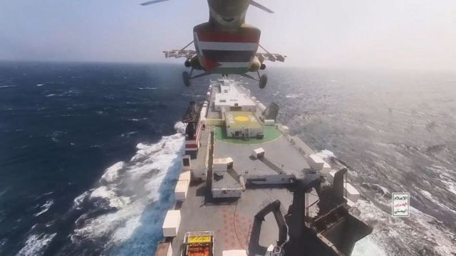 صورة لطائرة تابعة للحوثيين وهي على وشك الهبوط على متن السفينة غالاكسي ليدر قبالة سواحل ميناء الحديدة في البحر الأحمر