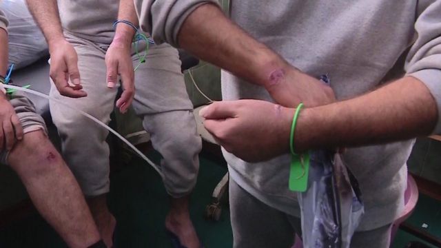 اصفاد في أيدي محتجزين سابقين
