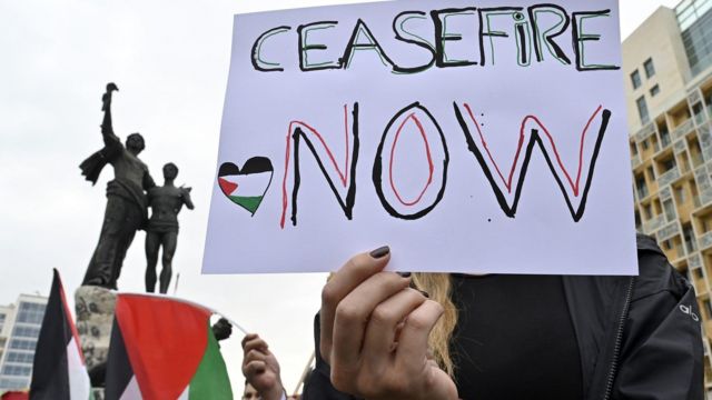 لافتة تدعو إلى وقف إطلاق النار