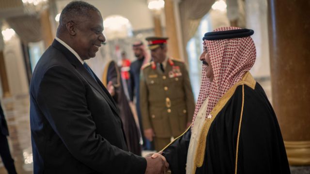 وزير الدفاع الأمريكي لويد جيه أوستن يلتقي بملك البحرين حمد بن عيسى آل خليفة خلال زيارته الأخيرة إلى المنامة