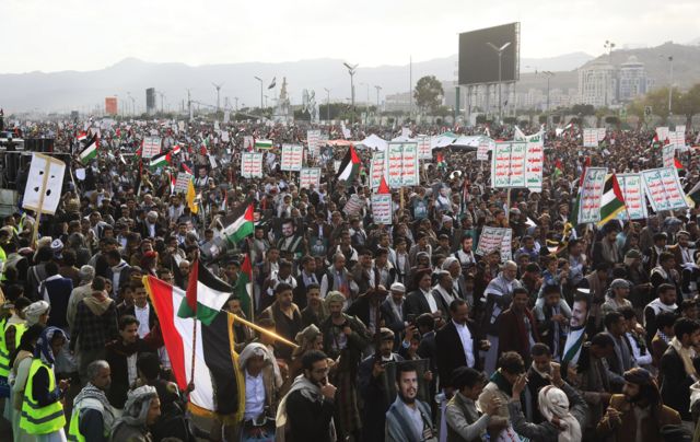 أشخاص يرفعون لافتات وأعلام فلسطينية خلال مظاهرة تضامنية مع الفلسطينيين وسط الصراع المستمر بين إسرائيل وحماس، في صنعاء، اليمن