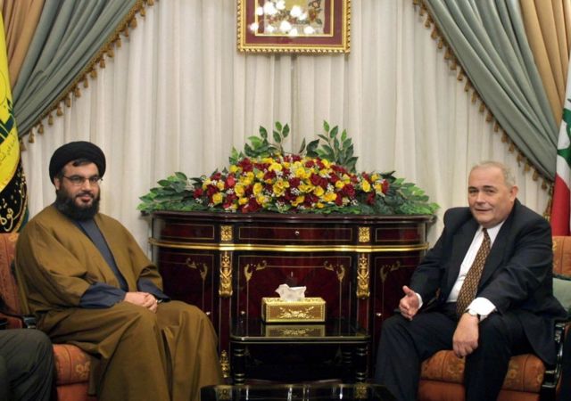 السفير البريطاني ريتشارد كيتشن زار حسن نصر الله في مكتبه بالضاحية الجنونية في بيروت عام 2001.