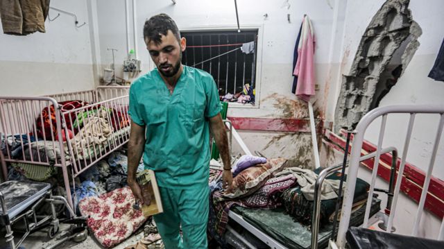 حجم الدمار في غرفة في مستشفى في غزة