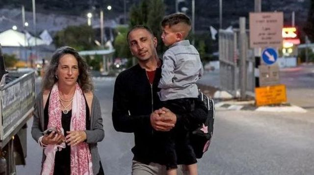 يائيل نوي (يسار) تنقل المرضى الفلسطينيين ومعظمهم من الأطفال عبر نقاط التفتيش إلى المستشفيات في إسرائيل