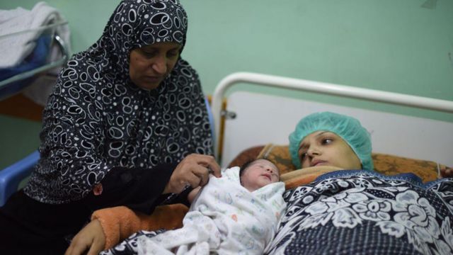 سيدة ولدت في مستشفى في غزة