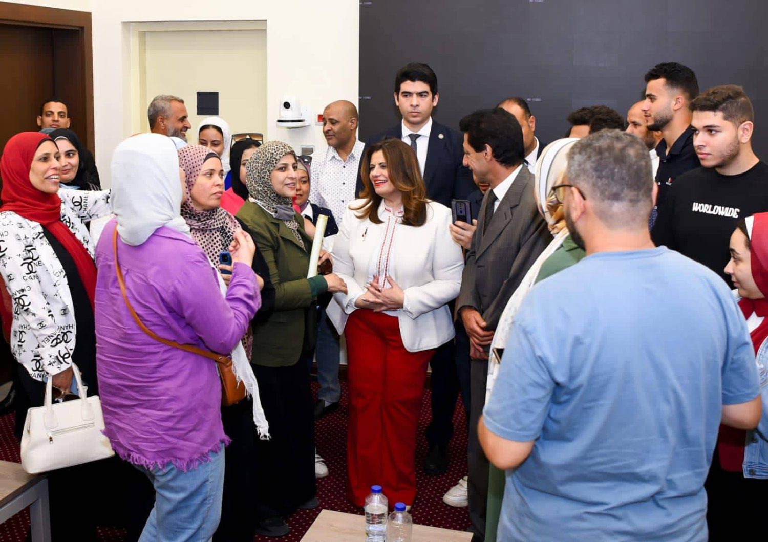 وزيرة الهجرة سها جندي خلال استقبال عدد من أولياء أمور الطلاب المصريين الدارسين بالسودان في سبتمبر الماضي (وزارة الهجرة المصرية)