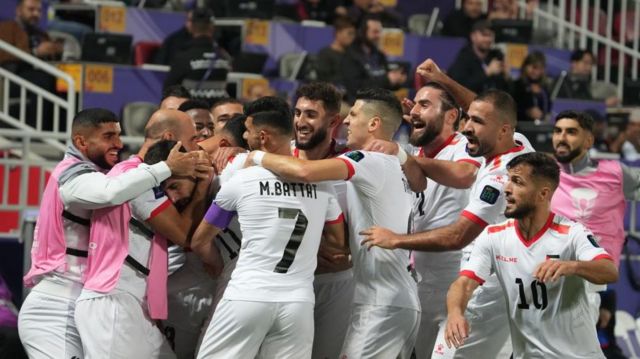 لاعبو المنتخب الفلسطيني يحتفلون بالفوز التاريخي