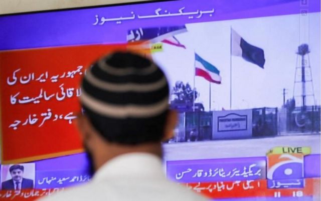 باكستاني يتابع الأخبار عبر التلفزة