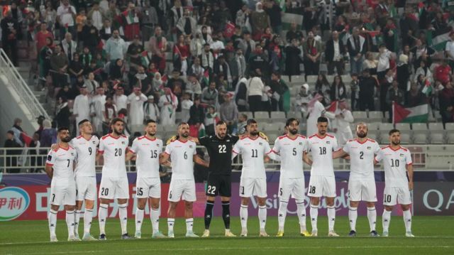 لاعبو المنتخب الفلسطيني خلال مباراة المجموعة الثالثة لكأس آسيا بين هونغ كونغ وفلسطين