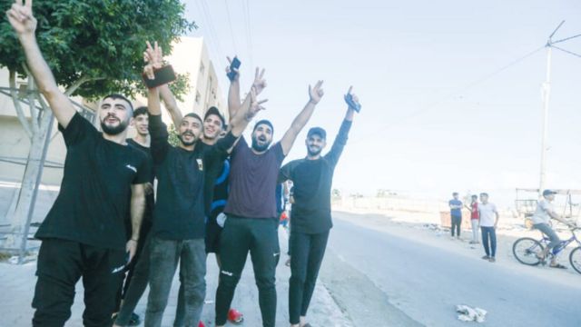 فلسطينيون يحتفلون.