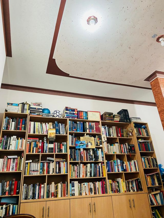 مكتبة مصعب أبو توهة في منزله في قطاع غزة