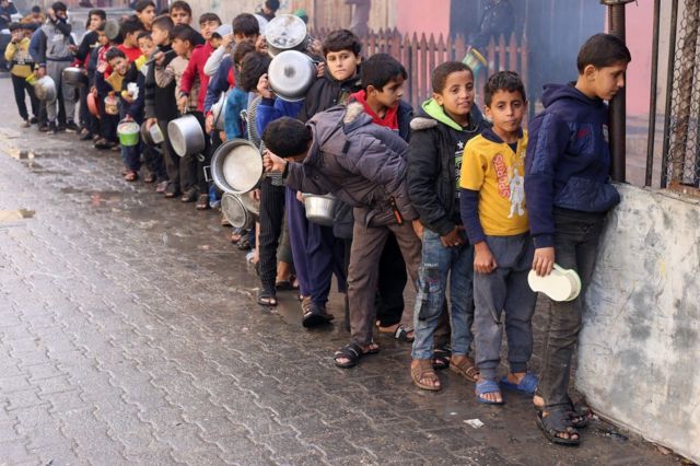 أطفال يصطفون لمحاولة الحصول على طعام في قطاع غزة