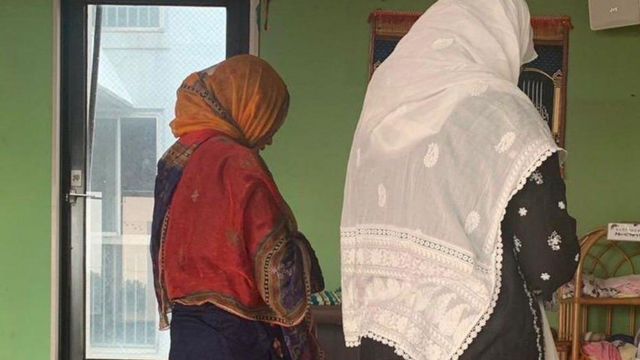سيدتان تصليان