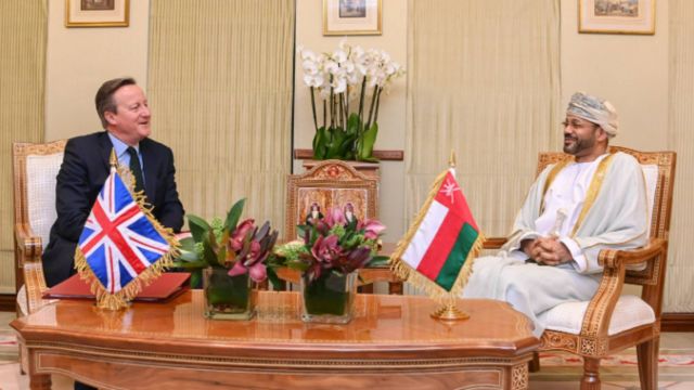 وزير الخارجية البريطاني ديفيد كاميرون ونظيره العُماني بدر البوسعيدي
