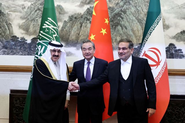 الدبلوماسي الإيراني السابق علي شمخاني ومدير مكتب لجنة الشؤون الخارجية المركزية الصيني وانغ يي ومستشار الأمن القومي السعودي مسعد بن محمد العيبان في بكين في مارس/ آذار 2023