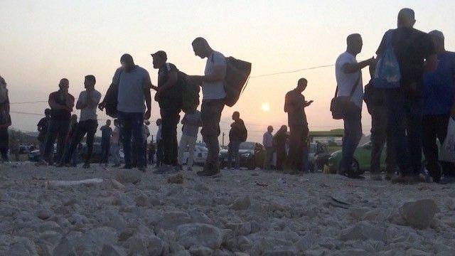 يقدر عدد العمال الفلسطينيين داخل إسرائيل ب 200 ألف عامل