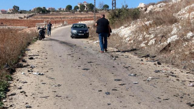 شظايا القصف على طريق في بلدة الخيام