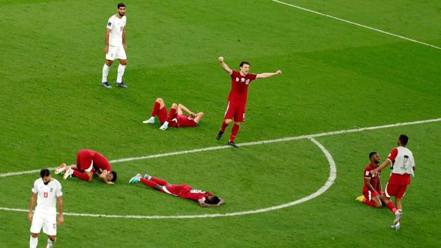 فرحة لاعبي قطر بالتأهل إلى نهائي كأس آسيا