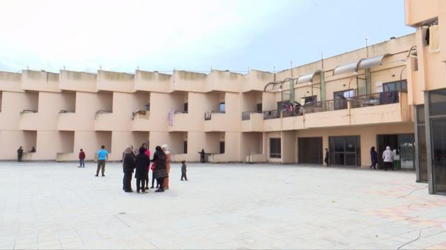 رواق الفندق، حيث اجتمع عدد من