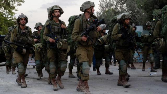 جنود من الجيش الإسرائيليين في طريقهم إلى قطاع غزة