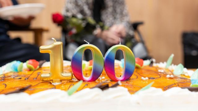 وفقا للأمم المتحدة، أصبح من الشائع بشكل متزايد أن يقوم الناس بإطفاء أكثر من 100 شمعة على كعكة عيد ميلادهم