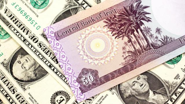 عملة الدينار العراقي إلى جانب الدولار