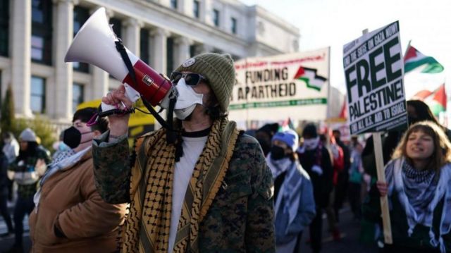 مجموعات مؤيدة للفلسطينيين تنظم احتجاجاً في واشنطن العاصمة ويحملون يافطات