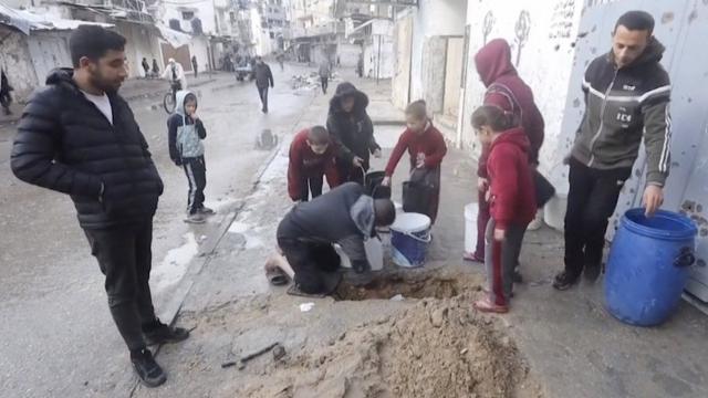 يحفرون بالأيدي بحثا عن الماء