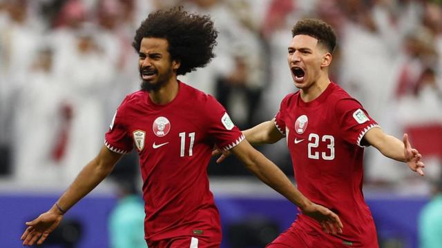 فرحة لاعبي قطر بالتأهل إلى نصف نهائي كأس آسيا.