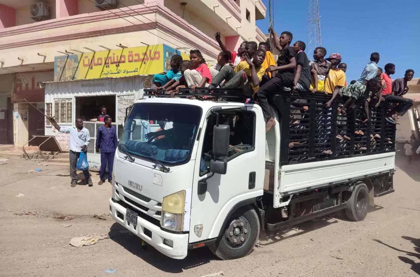 تجنيد المدنيين أحد أخطاء قادة الجيش السوداني