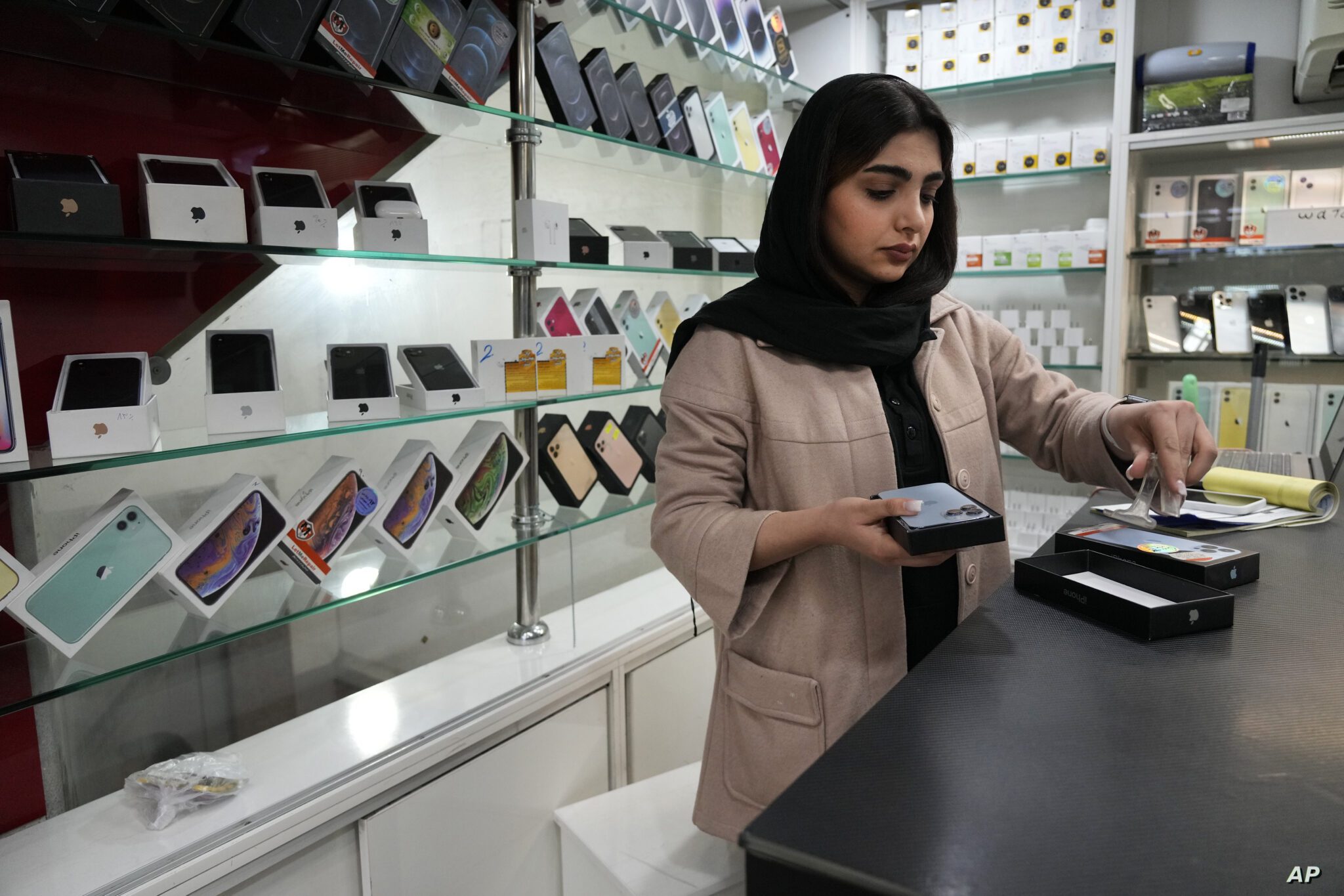 إيران.-عملية-احتيال-ضخمة-بعروض-“آيفون”-والفاعل-يهرب-بملايين-الدولارات