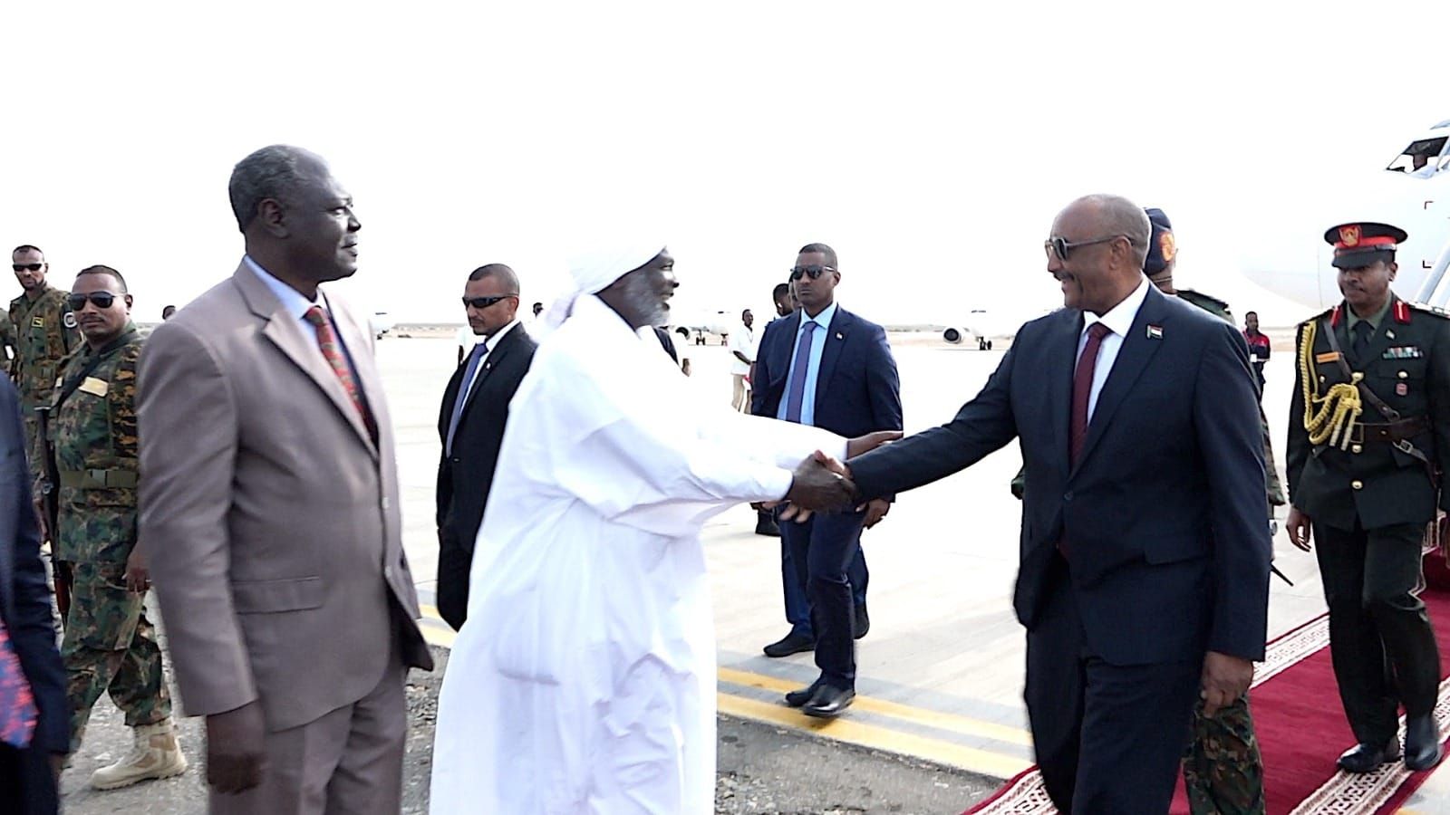 البرهان يعود للسودان بعد زيارة يوغندا ولقاء موسيفيني – إبراهيم جابر وجبريل إبراهيم (ارشيف)