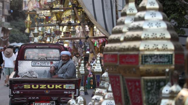 يستقبل المصريون شهر رمضان وسط غلاء حاد في الأسعار